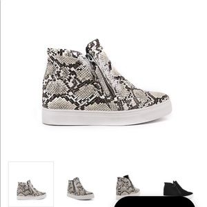 Shu Shop snakeskin shoes. Size 9 (run 1/2 big)